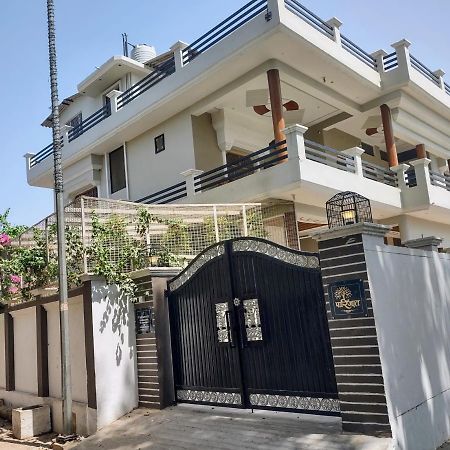 Paarijaat Homestay & Guesthouse Ayodhya المظهر الخارجي الصورة